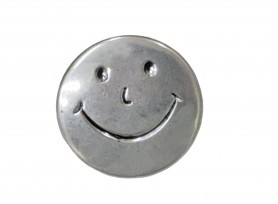 Smiley knoop.  Metalen zilverkleurige smiley knoop.  22 mm doorsnee.  Op een steeltje