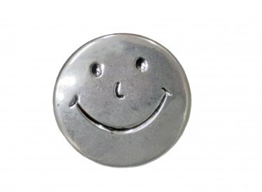 Smiley knoop.  Metalen zilverkleurige smiley knoop.  22 mm doorsnee.  Op een steeltje