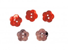 Bloemknoop van parelmoer rood  Doorsnee 20 mm  2-gaats knoop