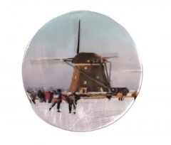 Knoop met wintertafereel: Molen in de winter met schaatsers  Parelmoerlook.  Doorsnee 35mm  Kunststof/metaal