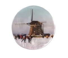 Knoop met wintertafereel: Molen in de winter met schaatsers  Parelmoerlook.  Doorsnee 30 mm  Kunststof/metaal