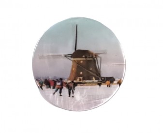 Knoop met wintertafereel: Molen in de winter met schaatsers  Parelmoerlook  Doorsnee 20 mm  Kunststof en metaal