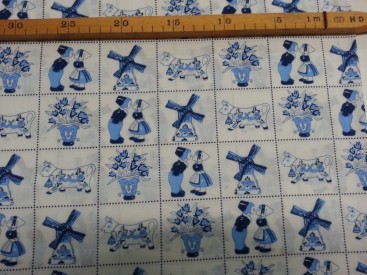 Delfts blauwe stof. Dit is de originele print van vroeger herdrukt. Blokje is 5.5x5.5 cm. 100% katoen 1.45 mtr. breed