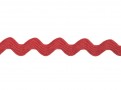 Zigzagband rood  Breedte ongeveer 9 mm. (Gemeten aan de buitenkant van de boogjes)  De golf is ongeveer 4 mm breed.  100% poly