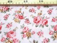 Poplin katoen met een bloemprint.  Roze/rode rozen. Op een lichte, zachtroze ondergrond.  100% katoen  1.60 mtr. breed!  1.10 gr